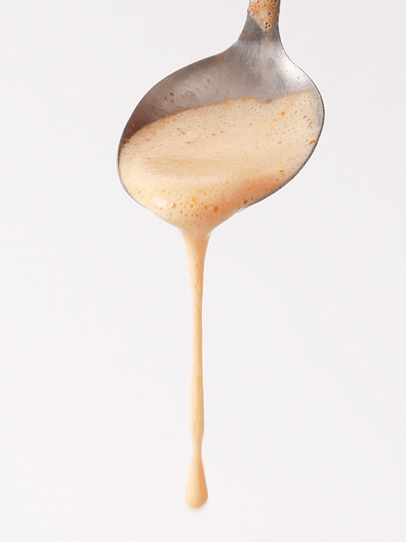 Cuillère avec sauce les coqs